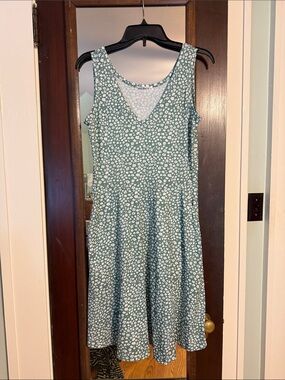 Huhot Green Floral Midi Dress with V-Neck new without tags